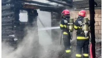 Incendiu puternic în Bran. O casă s-a făcut scrum, iar o femeie de 71 de ani a ajuns la spital