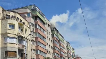 Incendiu în Capitală! Arde un apartament situat la etajul 8 al unui bloc situat pe Calea Moșilor
