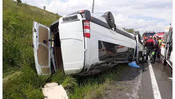 Accident grav în Vrancea. Un microbuz plin cu pasageri s-a răsturnat, a fost activat Planul Roșu de Intervenție