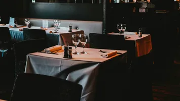 Politician maghiar, arestat după ce a mâncat trei ore într-un restaurant și a fugit fără să plătească nota