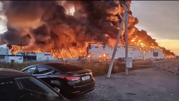VIDEO Încă un mare depozit Wildberries din Rusia arde violent. Ucraina a lovit 20 de depozite „Amazon” ale Rusiei