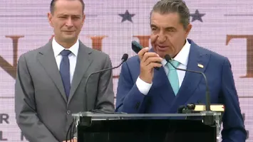 Moment-surpriză la conferința susținută de primarul Sectorului 4, Daniel Băluță, pe șantierul viitorului Parc „Donald Trump”! Paolo Zampolli, trimisul lui Trump la eveniment, l-a sunat în direct pe Nicușor Dan, aflat la Chișinău, și l-a pus pe speaker