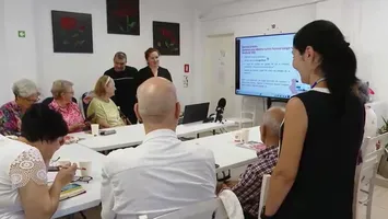 Seniorii se împrietenesc cu tehnologia  prin Programul Hi Digital. Fundaţia Vodafone sprijină adaptarea la noile tehnologii