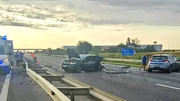 Două accidente pe autostrada București-Pitești, în același loc, dar pe sensuri diferite. Patru oameni au fost răniți