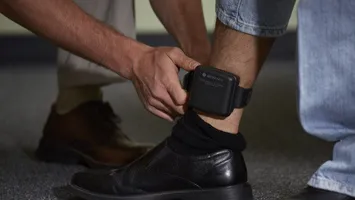 Polițist din Caransebeș, obligat de instanță să poarte brățară electronică. A fost emis un ordin de protecție pentru trei luni