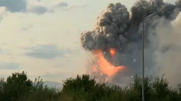 Explozii puternice lângă granița României, la o fabrică de muniții. 300 de muncitori evacuați
