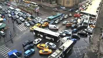 Haos în Capitală! Semafoare oprite în zeci de intersecții, Poliția Rutieră intervine pentru fluidizarea traficului