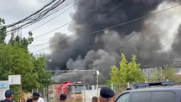 Incendiu violent în apropierea rafinăriei Lukoil din Ploieşti. Ard 1.500 mp de depozit
