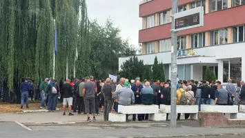 Grevă spontană la Carfil Brașov. Aproximativ 300 de angajați au oprit lucrul și s-au adunat în curtea fabricii nemulțumiți de întârzierea plății salariilor