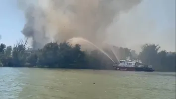 Incendiu puternic în Delta Dunării, ard 700 de hectare de vegetație uscată VIDEO