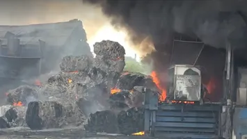 Incendiu puternic în Dâmbovița. Fumul gros se vede din tot orașul Găești, s-a emis mesaj RO-Alert
