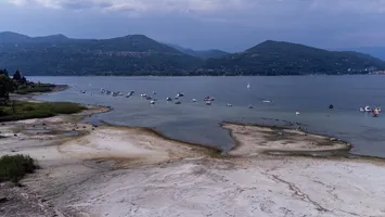Italia și Elveția transferă apă din Lacul Lugano în Lacul Maggiore, puternic afectat de secetă