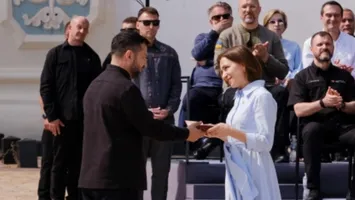 Maia Sandu, decorată la Kiev cu una dintre cele mai înalte distincții ale Ucrainei. Volodimir Zelenski i-a oferit Ordinul Cneaghinei Olga VIDEO
