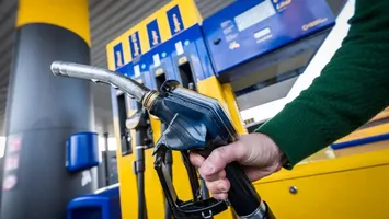 Noi scumpiri la carburanți, marți, 4 august. Motorina se apropie vertiginos de pragul de 11 lei pe litru, în timp ce benzina de la OMV și Petrom a depășit 9,5 lei