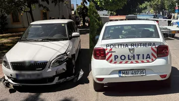 Un șofer de 76 de ani a intrat pe contrasens în Buzău și a lovit opt mașini. A tamponat și o autospecială de Poliție aflată în patrulare și a băgat polițistul în spital FOTO