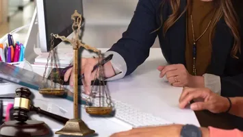 Fostă directoare economică Electrica Serv, care a delapidat compania cu peste 4,5 milioane de lei pe care i-ar fi jucat la pariuri sportive online, trimisă în judecată