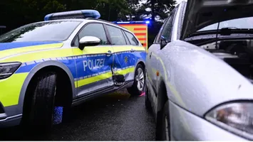 Urmărire ca-n filme pe străzile din Germania. O șoferiță de 91 de ani a făcut prăpăd în trafic, doi polițiști răniți