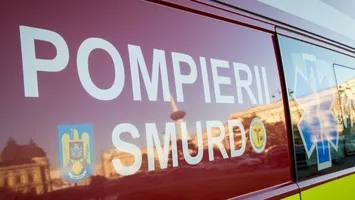 Tragedie la Bacău. O persoană a murit pe loc şi alta a fost rănită după ce un stâlp de electricitate a căzut peste ele