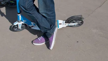 Cod rutier 2026. Cum acoperi daunele mașinii dacă ai accident cu o trotinetă electrică. Se poate face constatare amiabilă?