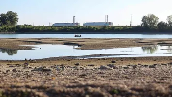 Ungaria ridică un baraj pe Dunăre pentru a salva centrala nucleară de la Paks. Premierul Péter Magyar anunță că peste 100 de soldați au fost mobilizați