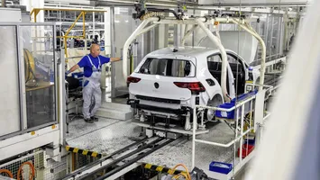 Jale în industria auto. Un gigant ia în calcul să dea afară 50.000 de oameni!