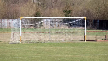 Incident grav pe un teren de sport din Dej. O poartă de fotbal a căzut peste un copil
