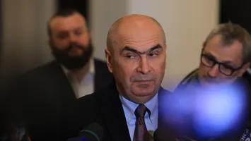 Prim-ministrul Ilie Bolojan desființează proiectul AUR referitor la amendarea oficialilor care nu sărută drapelul: „Credința și patriotismul se gestionează discret. Patriot nu este cel care face paradă”