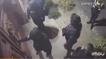 S-a întâmplat din nou! Mascaţii au greşit adresa şi au trezit din somn pe cineva nevinovat VIDEO