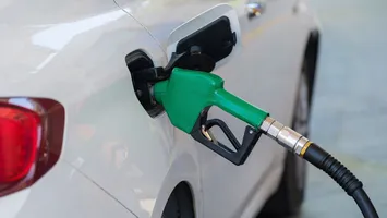 Rusia, în criză uriașă de carburanți după ce Ucraina i-a distrus rafinăriile. Au reapărut cozile la benzinării și raționalizarea pe sistemul ”cu soț/fără soț”