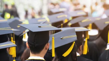 Ministerul Educației anunță burse postdoctorale de 4.000 de lei/lună pentru tinerii cercetători din România