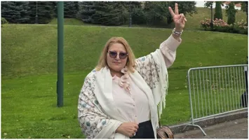Diana Șoșoacă, derapaj la adresa Ursulei von der Leyen. Președinta S.O.S s-a fotografiat în fața Kremlinului cu semnul victoriei