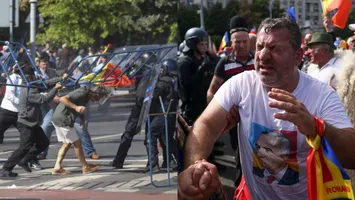 BILANȚ 47 de oameni duși la Poliție și un bărbat reținut după ce protestul legitim al oierilor a fost deturnat de huligani georgiști. Suveraniștii au aruncat cu borduri, au smuls flori din pământ și au rupt gardurile. Un bărbat a fost prins cu un cuțit de 20 cm: „Ar trebui 3-4 blocuri d-astea să le dăm foc. Îi dăm foc diseară, ne încălzim la el” VIDEO