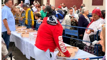 Hram neobișnuit pentru credincioșii unei biserici din Botoșani. Mâncarea tradițională a fost înlocuită cu pizza