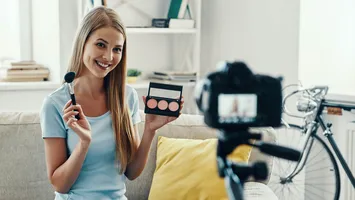 Cât costă să devii influencer sau astrolog cu diplomă. Cele mai căutate profesii alternative