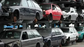 Primăria din Alba Iulia vinde „la kilogram” un Porsche, un Mercedes și alte șapte mașini! Care este preţul minim pentru 1 kg