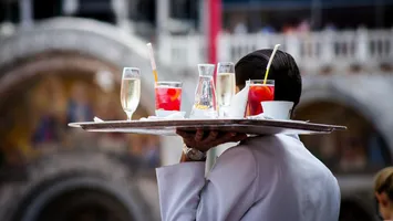 De ce îți ia ospătarul farfuria înainte ca toată lumea de la masă să termine de mâncat