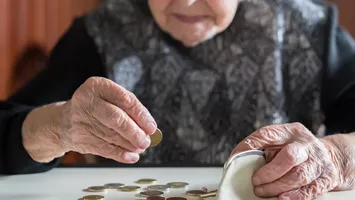 România riscă să ajungă la „junk” în octombrie. Pensiile și salariile, în pericol din cauza ratingului de țară