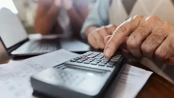 Peste 2,2 milioane de pensii ar fi fost recalculate greșit. Casele de Pensii au trimis indemnizația până și către persoane decedate. Raport devastator al Curții de Conturi