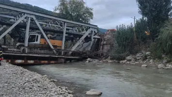 Pod avariat de un TIR în Bacău. Autoritățile au convocat Comitetul pentru Situații de Urgență, traficul este deviat