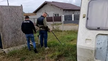 Doi bărbați, arestați după ce ar fi furat bijuterii de aur de 100.000 de euro dintr-o locuință din Piatra-Neamț. O parte din pradă a fost îngropată în curtea unuia dintre suspecți
