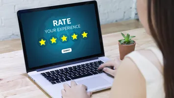 Persoanele care obișnuiesc să lase recenzii online pot deveni ținte ușoare ale escrocilor. Ce informații pot culege aceștia din evaluările internauților
