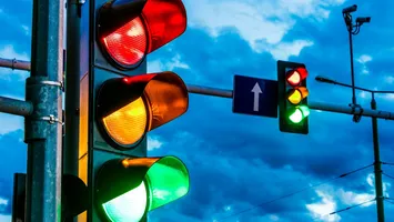 Poți lua amendă chiar dacă treci pe verde la semafor. Regula pe care mulți șoferi o încalcă