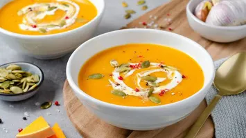 Supă cremă de dovleac copt cu feta și usturoi caramelizat. Rețeta este populară pe TikTok și foarte simplu de pregătit