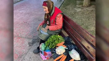 La 80 de ani, tanti Măria vinde zarzavaturi și legume pe o bancă. Copiii i-au plecat în străinătate, în căutarea unui trai mai bun: „Pensia este mică și trebuie să mă descurc”