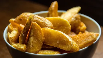 Cum să faci cartofi wedges ca la fast-food acasă. Rețeta simplă pentru o gustare crocantă și delicioasă
