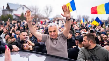 Susținătorii lui Călin Georgescu continuă protestul la Arestul Central. Și-au amenajat o zonă cu mâncare și băuturi calde