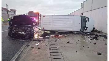 Accident grav în Constanța. Un microbuz plin cu pasageri s-a răsturnat, opt persoane au fost rănite