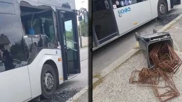 Incident grav într-un autobuz din Constanța. Un adolescent a fost rănit la ochi după ce un călător a urcat în mijlocul de transport cu un tomberon plin cu deșeuri metalice
