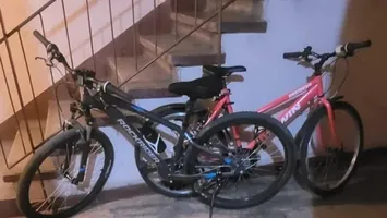 Ce amendă rişti să primeşti dacă îți ţii bicicleta pe scara blocului. Situaţiile în care vei scoate bani mulţi din buzunar