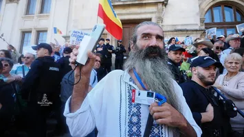 Stegarul Dac, reținut pentru 24 de ore după ce ar fi împins pe un jandarm în fața Arestului Central, unde stă încarcerat Călin Georgescu